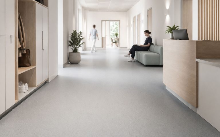 Strapazierfähiger Bodenbelag in einem modernen Objektbereich mit sauberer, funktionaler Raumwirkung.
